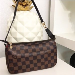 SMALL BROWN HANDBAG WITH GOLD DETAIL